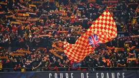 Les supporters lensois, regroupés contre Lille