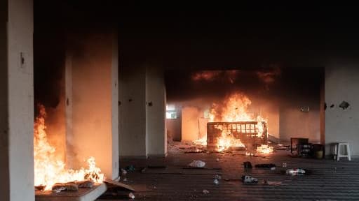 Des squatteurs ont mis le feu à des matelas dans l'immeuble qu'ils occupaient peu avant une intervention musclée de la police, le 14 avril 2015 à Rio de Janeiro