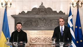 Le président ukrainien Volodymyr Zelensky et le Premier ministre grec, Kyriakos Mitsotakis, le 16 novembre 2025 à Athènes. 