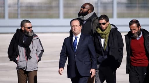 Les ex-otages d'Arlit et François Hollande sur le tarmac de Vélizy-Villacoublay ce mercredi.