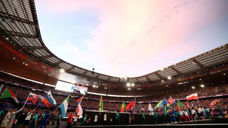 L'arrivée des porte-drapeaux des délégations à la cérémonie de clôture des Jeux de Paris-2024 le 11 août au Stade de France L'arrivée des porte-drapeaux des délégations à la cérémonie de clôture des Jeux de Paris-2024 le 11 août au Stade de France
