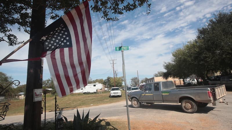 Une route près de l'église de Sutherland Springs, au Texas. 