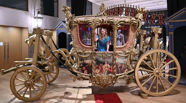 Réplique du Gold State Coach, le carrosse d’or du couronnement, utilisée dans la série "The Crown" et mis aux enchères le 7 février 2024 à Londres.
