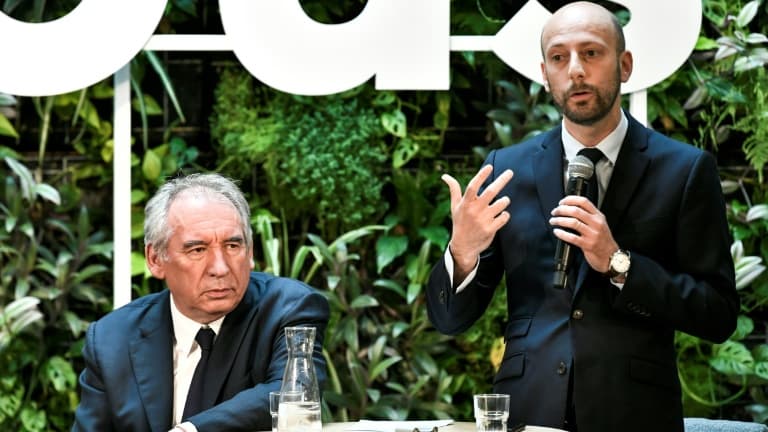 Le délégué général Stanislas Guerini de LREM et le président du MoDem et maire de Pau, François Bayrou (g), lors d'une conférence de presse, le 5 mai 2022 à Paris 