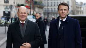 Emmanuel Macron et Olaf Scholz avant qu'ils n'assistent à une cérémonie dans le cadre de la célébration du 60e anniversaire de la signature du traité de l'Élysée, au Grand Palais de la Sorbonne, le 22 janvier 2023.