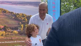 Zinédine Zidane devant la Maison du Point Rose à Istres, lors du début des travaux le 26 avril 2025.