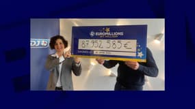 Un gagnant du jackpot de l'Euromillions et t Isabelle Cesari, responsable accompagnement et expérience gagnants de la FDJ