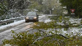 Une route enneigée près de Tournon-sur-Rhône (Ardèche).