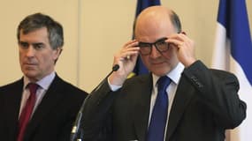 Pierre Moscovici s'est une nouvelle fois défendu dimanche de toute complaisance ou faille dans l'enquête diligentée auprès de la Suisse sur le compte de l'ex-ministre du Budget Jérôme Cahuzac. /Photo prise le 22 février 2013/REUTERS/Philippe Wojazer