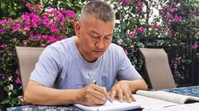 Le millionnaire chinois Liang Shi, 56 ans, révise l'examen du bac, à Chengdu, le 24 mai 2023