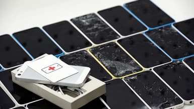Des téléphones cassés récupérés par un réparateur pour reconditionnement, ici l'entreprise Allo Smartphone (image d'illustration)
