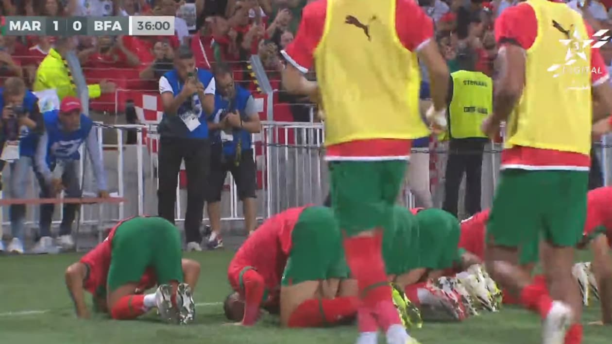La célébration des Marocains après l'ouverture du score contre le Burkina Faso à Lens, le 12/09/2023