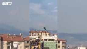 Interdit de stade, ce supporter loue une grue pour assister au match !