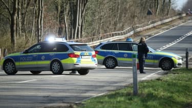 Le permis en poche depuis 49 minutes, le jeune de 18 ans s'est fait arrêter à Hemer (Rhénanie du Nord-Westphalie). Avec quatre amis à bord du véhicule, il roulait à 95 km/h au lieu de 50 km/h