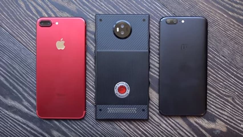 Un iPhone 8 Plus, l'Hydrogen One et le One Plus 5 