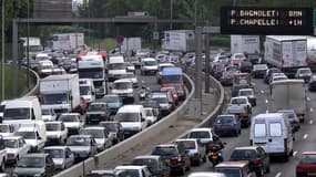 La vitesse devrait être abaissée de 80 à 70 km/h sur le boulevard périphérique de Paris dans les prochains mois et de nouvelles zones limitées à 30 km/h pourraient simultanément voir le jour dans la capitale. /Photo d'archives/REUTERS/Charles Platiau