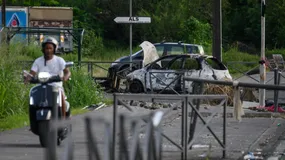 Des voitures incendiées sur une avenue de Fort-de-France, le 22 septembre 2024.