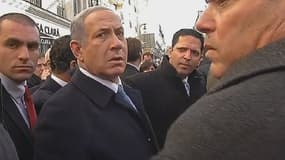 Le Premier ministre israélien, Benjamin Netanyahu, semblait plutôt agacé de devoir attendre le bus, dimanche, avant de pouvoir rejoindre la grande marche républicaine à Paris.