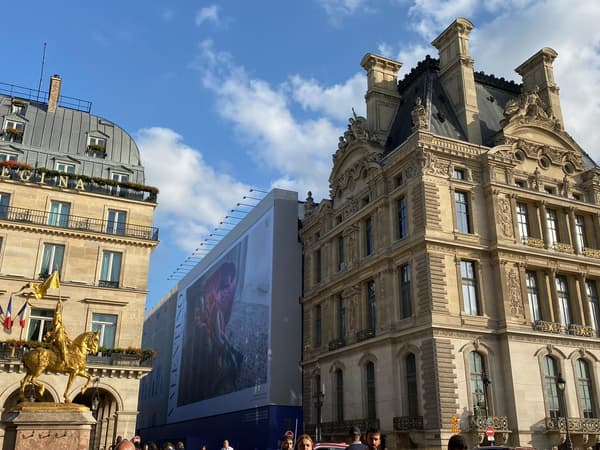 Une bâche publicitaire, installée sur l'une des devanture du Carrousel du Louvre à Paris, le 30 septembre 2023.