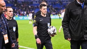 L'arbitre Benoit Bastien entouré par la sécurité après OL-PSG en Ligue 1, le 9 novembre 2025