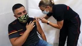 Un homme reçoit une dose de vaccin contre le Covid-19 au vaccinodrome de Perpignan, 18 juillet 2021