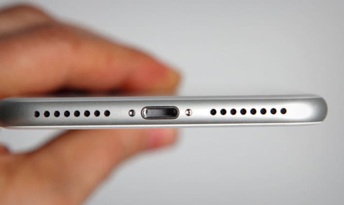 Le port jack (3,5 mm) a bel et bien disparu. Le port jack (3,5 mm) a bel et bien disparu.