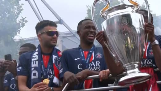 Les joueurs du PSG brandissent la Ligue des champions sur le bus lors de la parade sur les Champs-Elysées, 1er juin