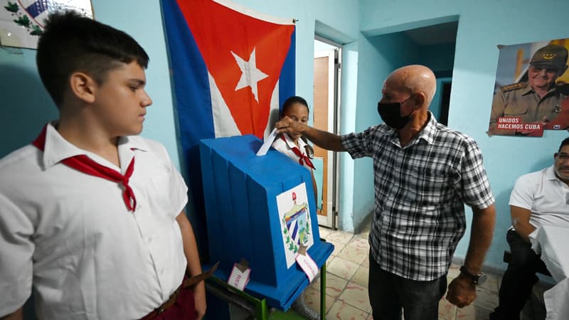 Un homme vote dans un bureau de vote lors du référendum sur le nouveau Code de la famille à La Havane, le 25 septembre 2022.