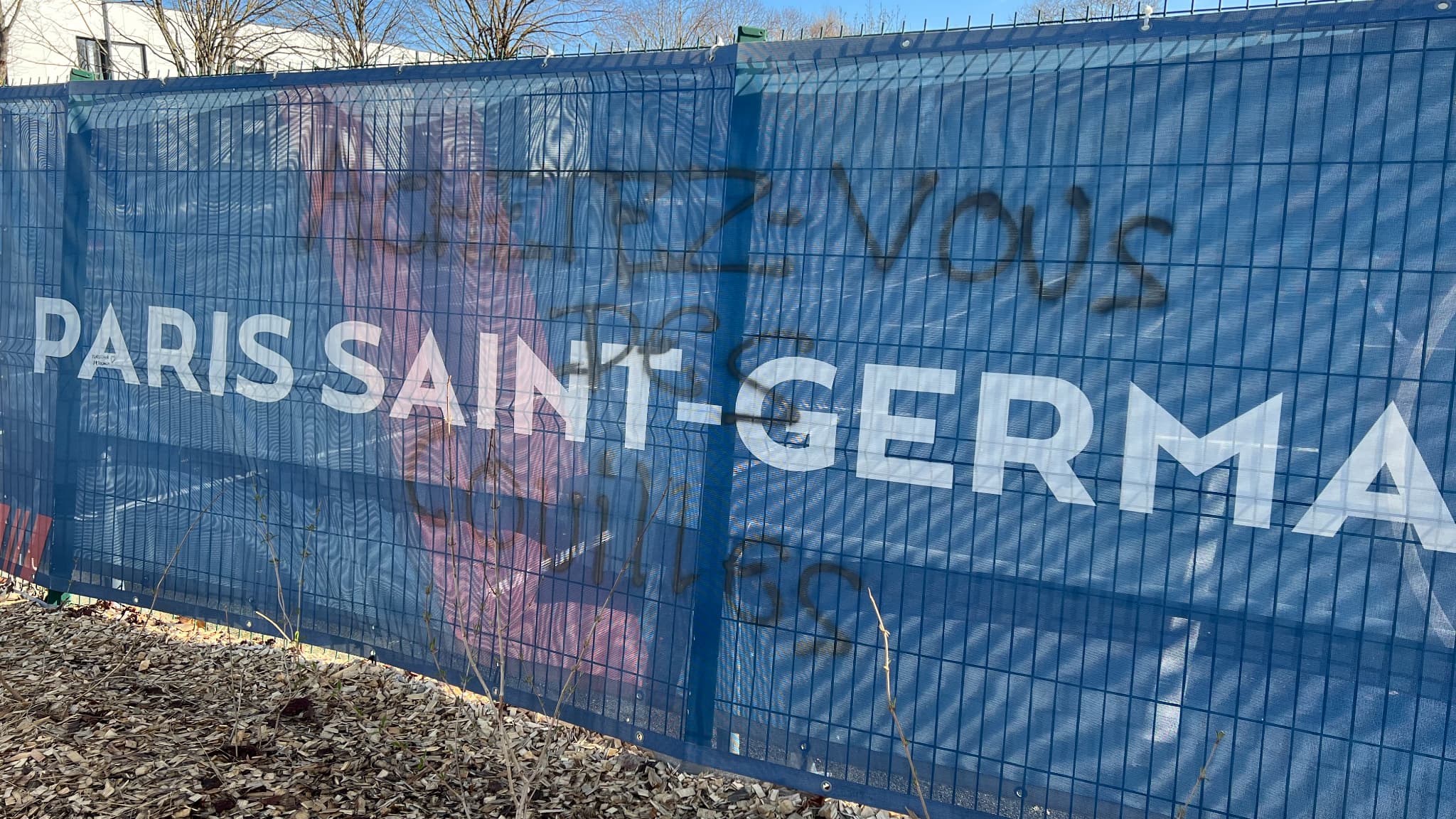 Les tags au Camp des Loges, le 14 mars 2022.