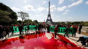 Des membres du mouvement Extinction Rebellion déversent du faux sang sur les marches du Trocadéro à Paris, le 12 mai 2019