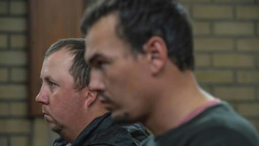 Willem Oosthuizen (g) et Theo Martins Jackson (d) jugés au tribunal de Middelburg (Afrique du Sud) pour avoir voulu enfermer un jeune Noir dans un cercueil, le 16 novembre 2016.