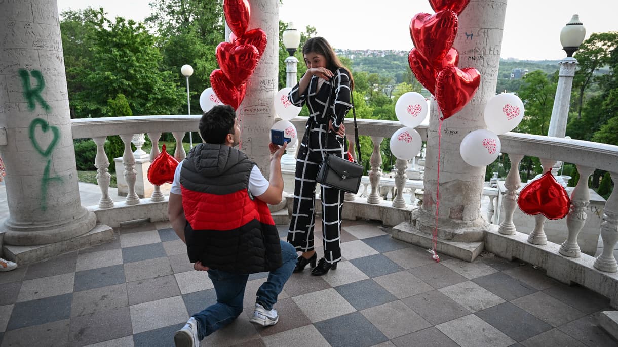 Un homme fait sa demande en mariage dans un parc de Chisinau (Moldavie), le 29 mai 2023.