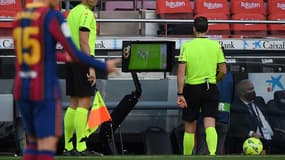 Une discussion entre l'arbitre et le VAR relance la polémique