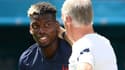 Paul Pogba écoute les consignes de Didier Deschamps lors de l'entraînement de l'équipe de France à Budapest le 18 juin 2021