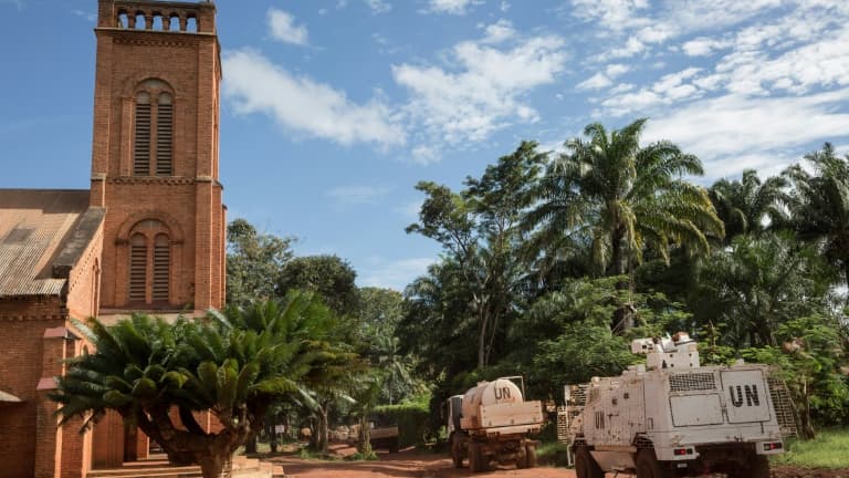 Une patrouille de la Minusca passe devant la cathédrale de Bangassou, dans l'est de la Centrafrique, le 22 août 2017 (photo d'illustration)