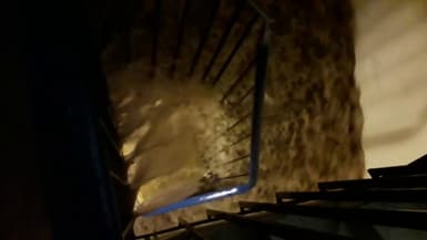 Intempéries: un homme filme la cage d'escalier de son immeuble, transformée en torrent d'eau à Mandelieu-la-Napoule