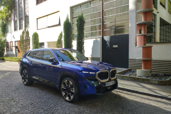 BMW a aussi misé sur une esthétique très luxueuse, voir ostentatoire dans notre version d’essai, avec des détails or, ou ouvragés en diamant sur une teinte bleue profonde finement pailletée.