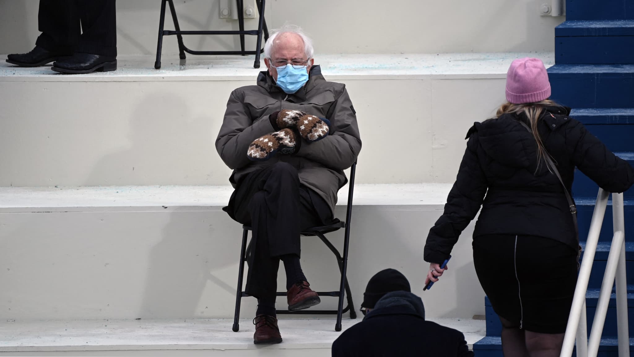 L'ancien candidat à la présidentielle, le sénateur Bernie Sanders (Démocrate) est assis dans les gradins du Capitole avant que Joe Biden ne prête serment en tant que 46e président américain le 20 janvier 2021, au Capitole américain à Washington, DC. (Photo d'illustration)