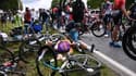 Coureurs à terre après une chute dans la première étape du Tour de France le 26 juin 2021