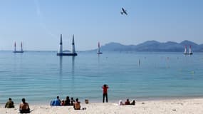 Des gens observent un avion décoller lors d'un entraînement à Cannes, le 20 avril 2018. (Photo d'illustration)