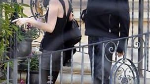 Johnny Hallyday et son épouse Laeticia, à Los Angeles, début janvier. Un double perquisition fiscale a visé le chanteur en décembre, en France, selon Le Canard enchaîné. Une perquisition a été menée au domicile du fondé de pouvoir du chanteur à Vaucresson
