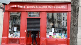 Une librairie à Paris baisse le rideau le 11 mai 2020.