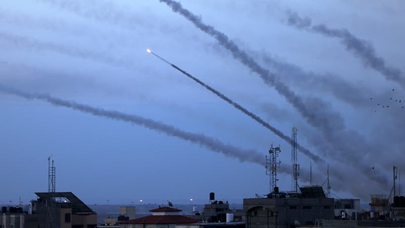 Des pans de fumée après des tirs de roquette depuis la bande de Gaza, vers Israël, le 7 octobre 2023