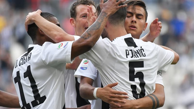 Pjanic entouré par ses coéquipiers
