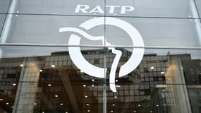Quelques centaines de salariés grévistes de la RATP rassemblés au siège de l'entreprise lundi matin ont demandé à être reçus par Jean Castex pour obtenir une revalorisation salariale de 300 euros