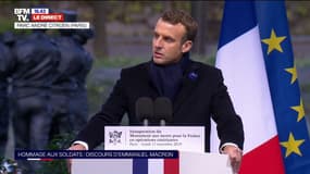 Emmanuel Macron rend hommage aux cinq militaires morts cette année "pour nous défendre et nous protéger"