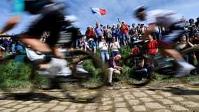 Spectateurs au bord des pavés de Paris-Roubaix 2019, le 8 avril