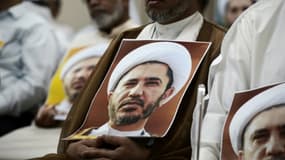 Le portrait du chef de l'opposition chiite, cheikh Ali Salmane, lors d'une manifestation contre son arrestation, le 29 mai 2016 à Az Zinj, dans les environs de Manama, à Bahreïn