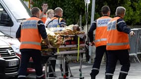Des pompiers évacuent une victime de la collision entre un car et un camion, ce vendredi matin à Puisseguin, en Gironde.