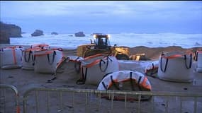Météo: installation de barrages de sable à Biarritz